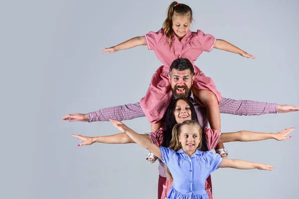 Birlikte eğleniyoruz. Mutluluk. Babalar günün kutlu olsun. Aile tatili. Anne ve baba ve kızları. Sevgi ve güven. İki kızı olan anne ve baba. Anneler Günü — Stok fotoğraf