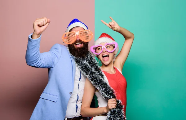 Gelukkig nieuwjaarsfeest. Gelukkig familie koppel vieren Kerstmis. Kerstman en vrouw met knutsel. Vrolijk kerstfeest. voorbereiding op de wintervakantie. Vier het samen. mensen met een feestbril — Stockfoto