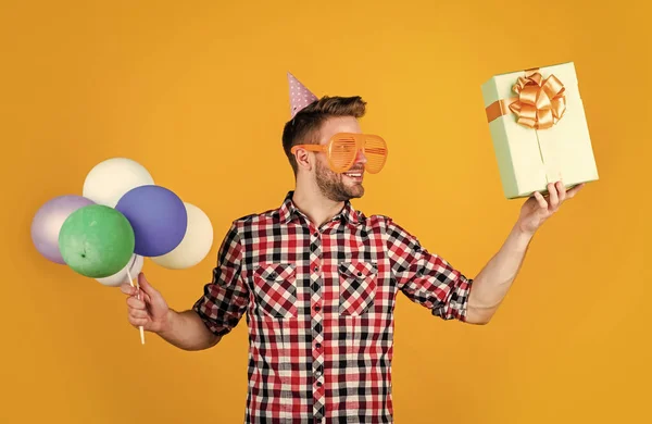 Winkeldag. Vaderdag concept. Knappe, vrolijke jongeman met een glimlach die lol heeft op het feest. Mensen en vreugde. verjaardags- en feestconcept. Echt geluk. gekke party man op gelukkige vakantie — Stockfoto