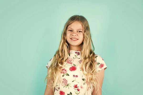 Menina pequena com cabelo loiro longo. moda modelo miúdo tem penteado loiro. cabeleireiro para criança. shampoo cosmético para o cabelo. feliz dia das crianças. pouca beleza com aparência elegante — Fotografia de Stock