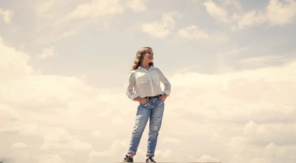 Perfecte vrouw. Trendy jongen buiten. Gelukkige jeugd. Klein meisje heeft lang weelderig haar. Jongen met winderig krullend haar. Vrouwelijke kapsalon. schoonheid en zomerse mode. vrolijk kind op lucht achtergrond — Stockfoto