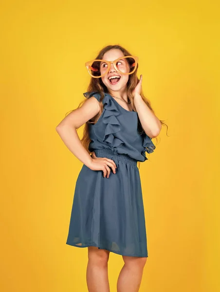 Óculos de festa engraçados. cabeleireiro salão de beleza. felicidade infantil. modelo de moda pouco. menina pequena vestir vestido. criança com sorriso feliz. olhar elegante perfeito. criança beleza e moda — Fotografia de Stock