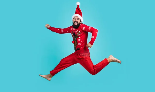 Glad skäggig man i röd tomte kostym kör och känna glädje över jul shopping försäljning, nyårsfirande — Stockfoto