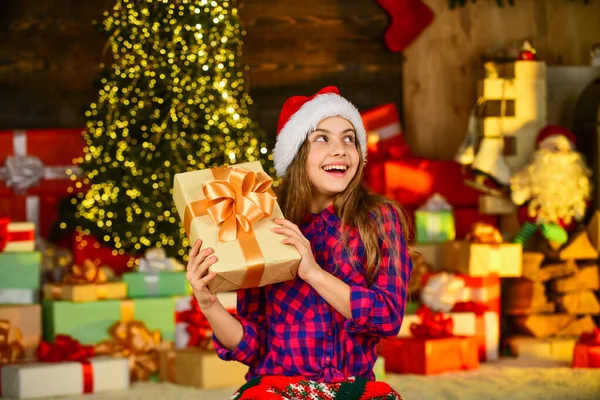 圣诞节的准备工作装饰你的生活。圣诞快乐，新年快乐。小女孩桑塔的帽子是爱的礼物。圣诞节购物时间。假日销售和打折。童年的快乐小孩等礼物 — 图库照片