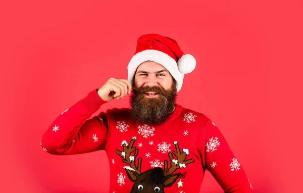 Hombre barbudo sombrero de santa. Hipster emocional con bigote suéter de invierno. Santa Claus. Fiesta de año nuevo. Manténgase caliente en casa nueva este invierno. En Navidad. Cambios y mejoras. Vacaciones de invierno diversión — Foto de Stock