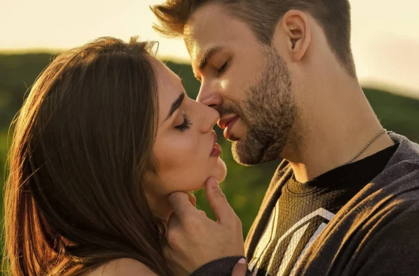 Casal se beijando fazendo amor na lua de mel. a beijar o retrato de casal. delicado beijo lindo. Homem beija mulher. casal apaixonado. Eu amo-te. Boca fechada a beijar. relações românticas — Fotografia de Stock