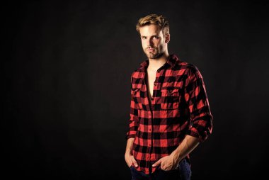 Erkeksi özellikler sergiliyor. Erkeklik ya da erkeklik standartları. Modern erkekliğin anlamı. Yakışıklı, bakımlı bir adam. Erkeklik kavramı. Berber ve güzellik salonu. Hipster siyah arkaplan