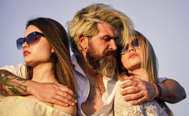 Bize katılın. Bir erkek ve iki kız özgür hisseder. Erkek ve iki kadın arasındaki etkileşim. Bir grup genç insan. Hergün hayatın tadını çıkar. Sıradan giyinmiş bir grup insan. dostluk ve aşk ilişkileri