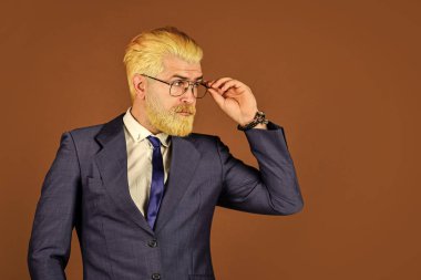 Liderlik kavramı. İyi hazırlanmış CEO bölüm başkanı. Ofis çalışanı. İş adamı yaşam tarzı. İş itibarı. Resmi moda. Yakışıklı iş adamı. Ciddi niyetler. İş adamı resmi takımı