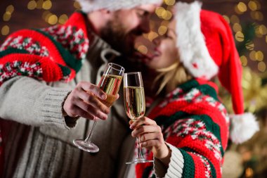Aşk dolu iki kalp. Kadınlar ve erkekler Xmas 'ı sever. Mutlu noeller. Aile şampanyası. Birbirine aşık çiftler. Hediye zamanı. Mutlu yıllar. Tatil kutlaması. Selamlama zamanı. Çift kendini rahat hissediyor