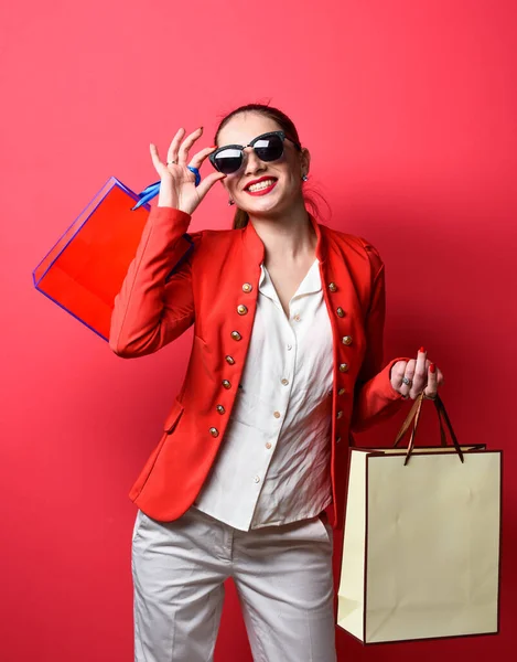 Fashion girl in sunglasses hold paper bags, shopping — Stock Photo, Image