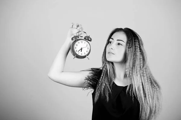 Praxis der fortschreitenden Uhren. Sommerzeit. Zeitzone wechseln. Hübsches Mädchen, das seine Zeit verwaltet. Frau hält Vintage-Wecker. Uhrenreparatur. Zeitmanagement. Pünktlichkeit und Disziplin — Stockfoto