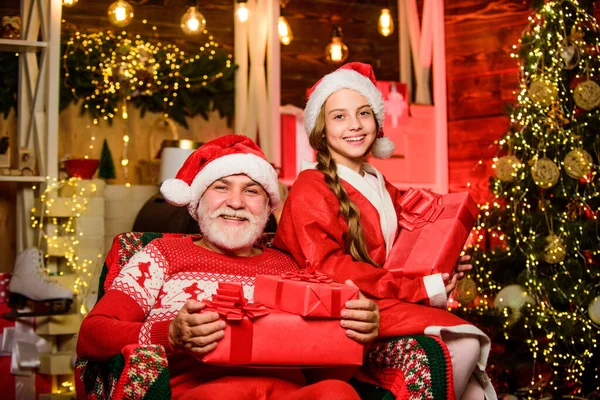 Aşklarını ifade ediyorlar. Mutlu yıllar. Baba ve kızı Noel 'i severler. Xmas mutluluk ve neşe. Çocuğa hediye. Dedem ve torunum evde. Aile tatili. Noel Baba ile küçük kız — Stok fotoğraf