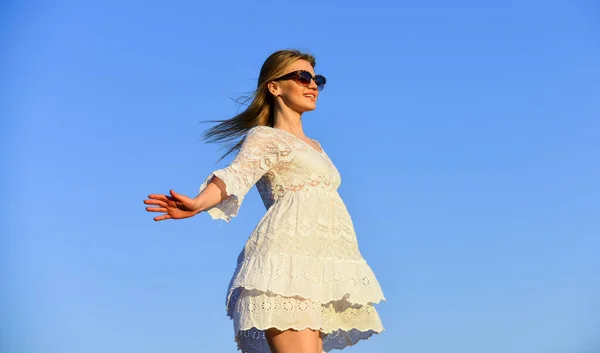 Libertà. Impulsività e facilità. Concetto di naturalezza. Donna danzante. Salute mentale. Ragazza sfondo cielo blu. Ragazza emotiva. Felice ragazza vestito bianco sentitevi liberi. Festa estiva. Giornata di sole. ragazza spensierata — Foto Stock