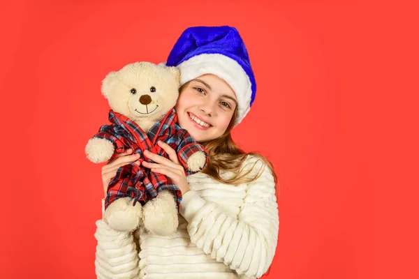 Cadeau de Noël. Ours en peluche améliorer le bien-être psychologique. Petite fille tenir jouet ours en peluche. Enfant petite fille jouer jouet ours en peluche. Un bonheur simple. Bonne enfance. Magasin de jouets. mignon peluche ami — Photo