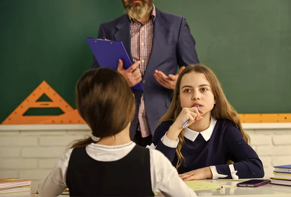 Pomoc a podpora. Děti a učitelka. Pedagog. Sleduju je. Učitel a děti Učebna. Soustředění a soustředění studenti. Kontrolní proces. Zkouším studenty. Denní školní život. Zpátky do školy — Stock fotografie