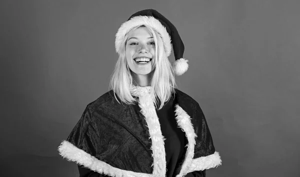 Menina alegre feliz usar traje de Papai Noel comemorar o Natal. Feliz Natal conceito. A época favorita do ano é o Natal. Desfrute de celebração com traje adequado para mascarada. Feliz Natal! — Fotografia de Stock