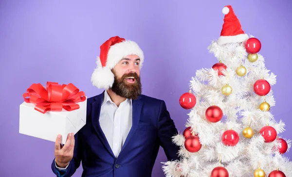Μεγάλες πωλήσεις. Ο άνθρωπος γιορτάζει το εταιρικό πάρτι στο χριστουγεννιάτικο δέντρο. Καλές γιορτές. χειμερινές πωλήσεις. Χριστουγεννιάτικα ψώνια. Γενειοφόρος Άγιος Βασίλης δώρα. βραβείο νέου έτους και μπόνους για επιτυχημένο επιχειρηματία — Φωτογραφία Αρχείου