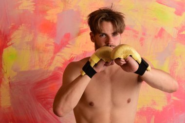 Renkli arka planda ciddi yüzü ve kıllı bir adam..