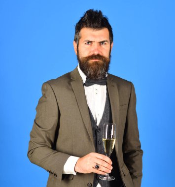 Kendine güvenen iş adamı köpüklü şarap tutar..