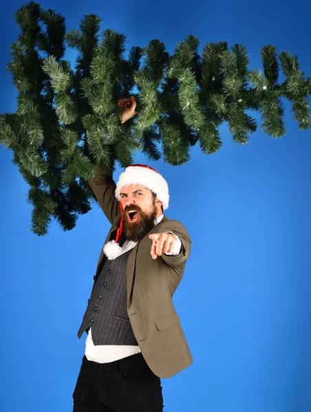 Επιχειρηματίας με μαινόμενο πρόσωπο κρατά φαλακρό χριστουγεννιάτικο δέντρο μέχρι — Φωτογραφία Αρχείου