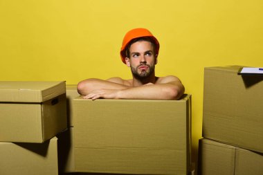 Teslimat ve taşınma konsepti. Elleri çıplak adam.