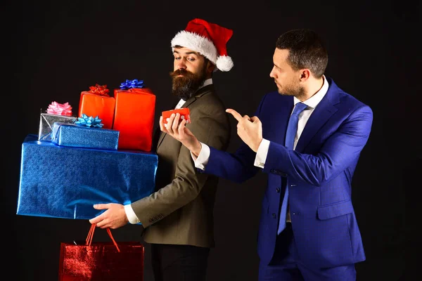 Mannen in slimme pakken en op zwarte achtergrond — Stockfoto