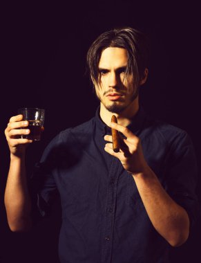 Viskili ciddi sakallı adam.