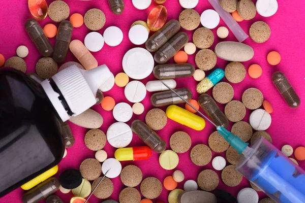 Marco hecho de píldoras redondas y cápsulas puestas por todas partes — Foto de Stock