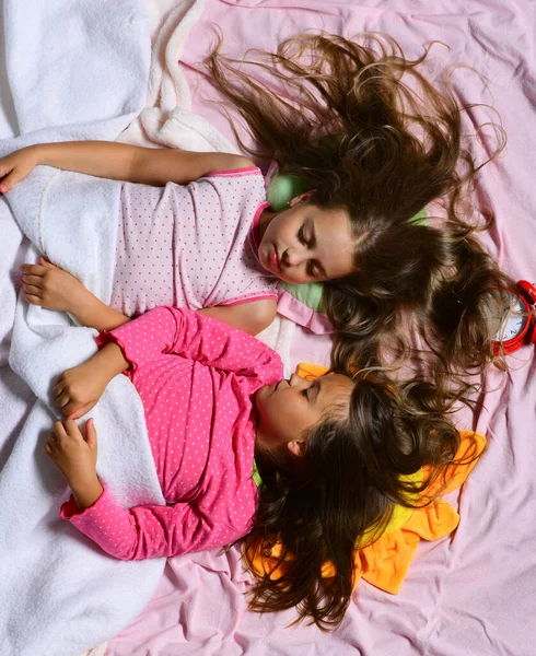 Mattina e concetto di infanzia. Bambini con la faccia assonnata — Foto Stock