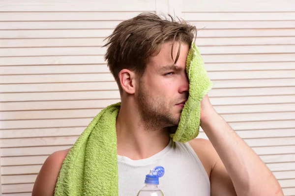 Man met waterfles en groene handdoek — Stockfoto