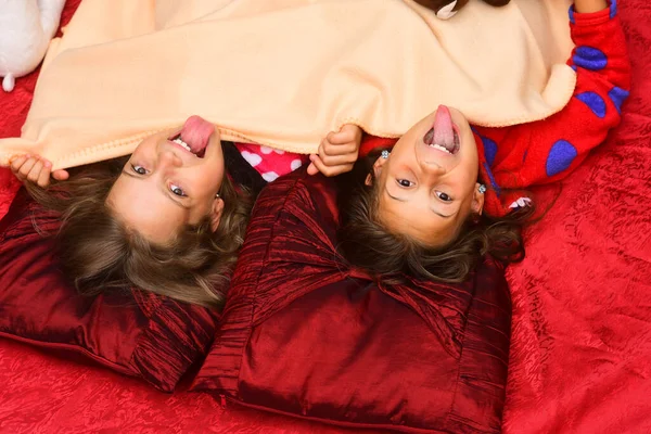 Kızlar pijama partisi verir. Kasvetli yüzlü çocuklar — Stok fotoğraf