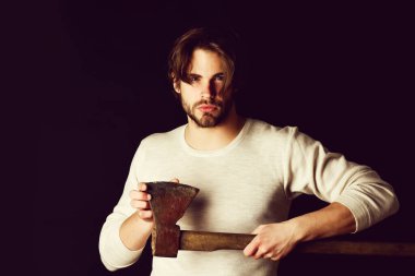 Sivri balta ve sakallı oduncu.