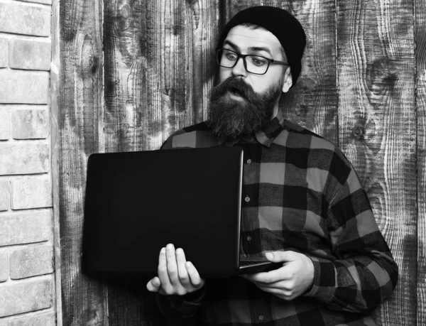 Barbudo brutal caucasiano hipster segurando laptop — Fotografia de Stock