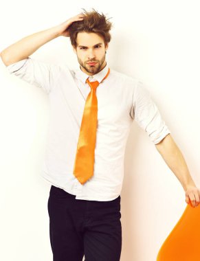 Kafkasyalı turuncu kravatlı maço.