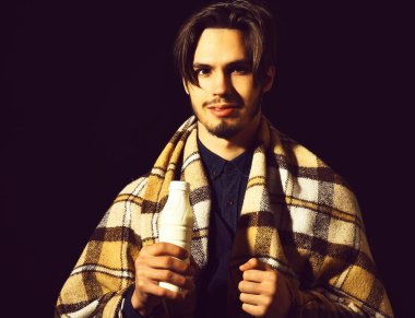 Gülümseyen sakallı adam.