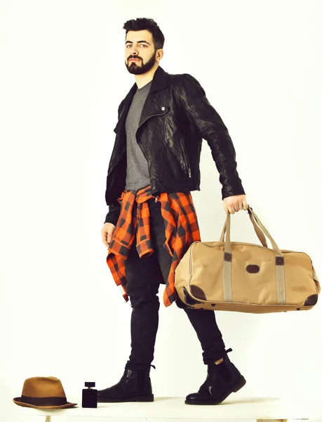 Barbudo hombre, hipster caucásico con bigote celebración elegante bolsa —  Fotos de Stock