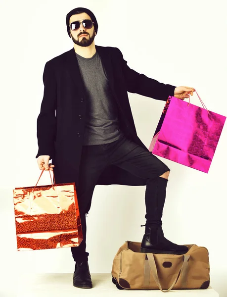 Uomo barbuto, hipster caucasico con baffi e pacchetti shopping colorati — Foto Stock