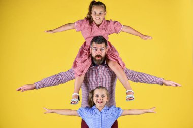 Birlikte uçalım. Sevgili babalarıyla iki kız. Birlikte eğleniyoruz. Mutluluk. Babalar günün kutlu olsun. Aile tatili. Kızları olan bir baba. Sevgi ve güven. Babam ve kızları.