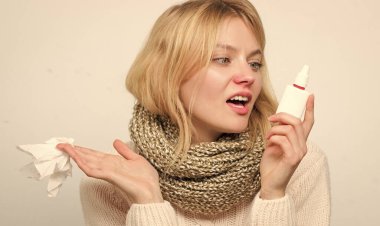 Yavaşça nefes al. Soğuk algınlığı ya da alerjik rhtis tedavisi. Nazal soğuk algınlığı ya da alerjisi olan tatlı bir kadın. Hasta kadın burnuna ilaç püskürtüyor. Burnu akan, burun spreyi kullanan sağlıksız bir kız.