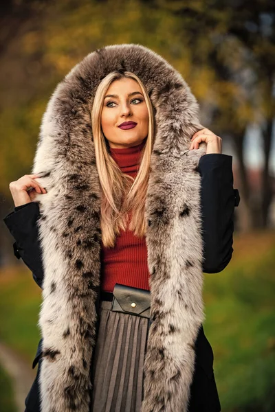 Glamour mode model. elegante vrouw draagt bontcapuchon. schoonheid en mode. herfst en winter stijl. Onvergelijkbaar warm. nepbont versus echt bont. visuele esthetiek. luxe en succes — Stockfoto