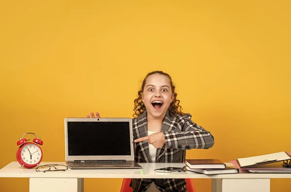 Opleidingen. Informatie om te leren. Slimme leerling. Online gemeenschap voor studenten. Moderne school. Afstandsonderwijs. Leerling surfen op internet. Communicatie sociale netwerken. Tiener meisje studie online — Stockfoto