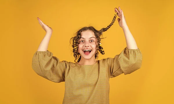 Fille heureuse dans les bigoudis jouant salon de coiffure. Conseils faciles à faire coiffure pour les enfants. Oh mon dieu. outils de coiffure et accessoires pour cheveux. pose de gosse avec des bigoudis. bonheur d'enfance — Photo