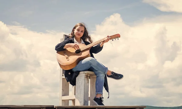 Guitariste divertissant invités à la fête. petit amateur de musique. contenu musical gratuit. Jeune musicien jouant de la guitare. Portrait d'un gamin jouant de la guitare sur fond de ciel. playlist romantique d'été — Photo