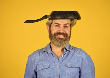 Mutfak eşyaları. Şef 'in mutfak eşyaları var. Mutlu aşçı tavayı tutar. Şef çorba pişiriyor. Restoran mutfağı. Mutfakta yemek pişirmek. Mesleğim. Tencereli fırıncı. yemek servisi.