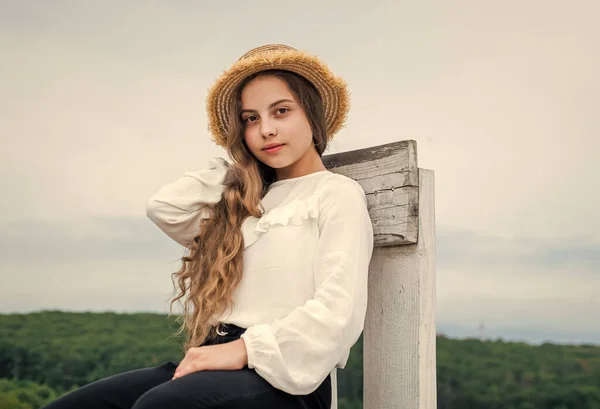 Clásico que es amado por todos. expresar emociones reales. estilo casual niño bonito. Feliz infancia. niño adolescente con sombrero de paja con estilo. niña usar sombrero de paja. normas de belleza para niños. moda y belleza —  Fotos de Stock