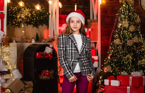 Composición navideña. decorar su casa y árbol de Navidad. Feliz año nuevo. niño feliz en sombrero de santa. regalos y regalos para los más cercanos. vacaciones en familia. pequeña santa chica celebrar la Navidad — Foto de Stock