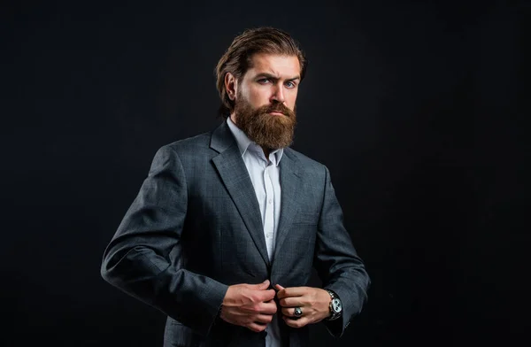 Uomo con barba indossare abito grigio stile aziendale, concetto di stilista di moda — Foto Stock