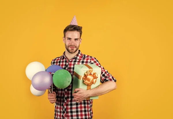 Ha kul. fritid på glad helg. upphetsad stilig kille med gåva att ha kul. mode utseende. njuter av festfirandet. uttrycker positivitet. Rolig ungkarl. Han är festens liv. — Stockfoto