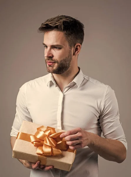 Nieuwkomers. Echt geluk. Gekke feestganger op feestdagen. Vaderdag concept. Knappe, vrolijke jongeman met een glimlach die lol heeft op het feest. Mensen en vreugde. verjaardags- en feestconcept — Stockfoto